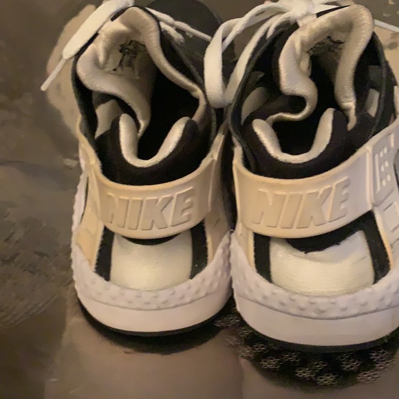 Boys Black and White Nike huaraches - Picture 2 of 5
